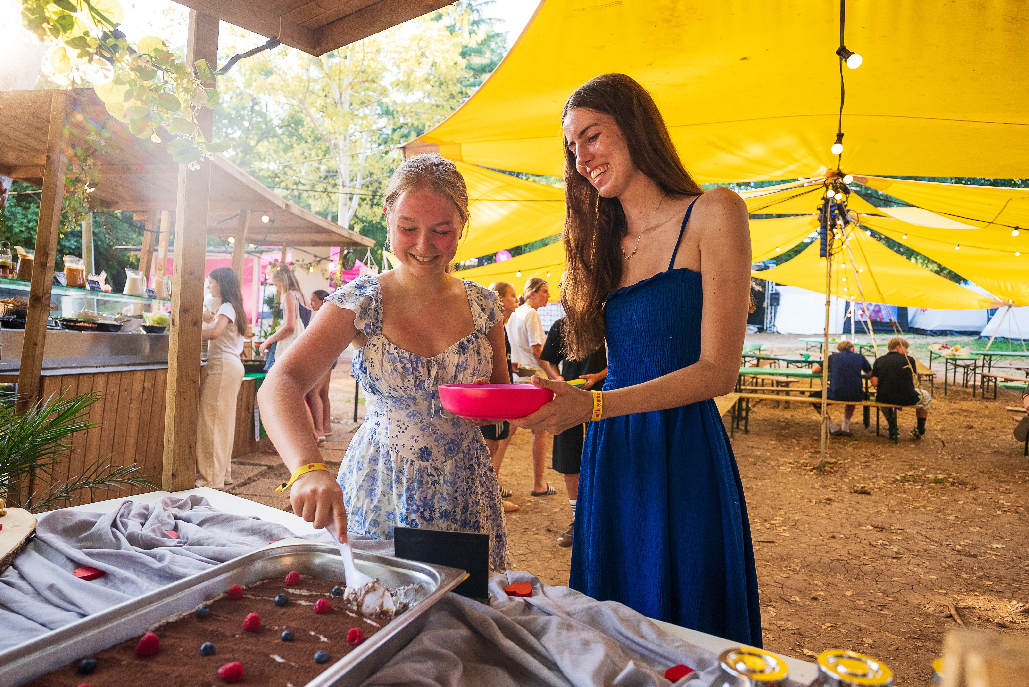 ruf Jugendreisen Gäste am Buffet im Baycamp in Opatija