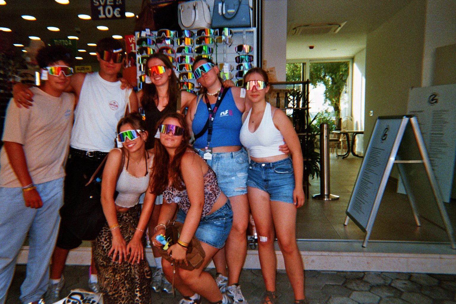 ruf Gäste mit Teamer beim Shoppen