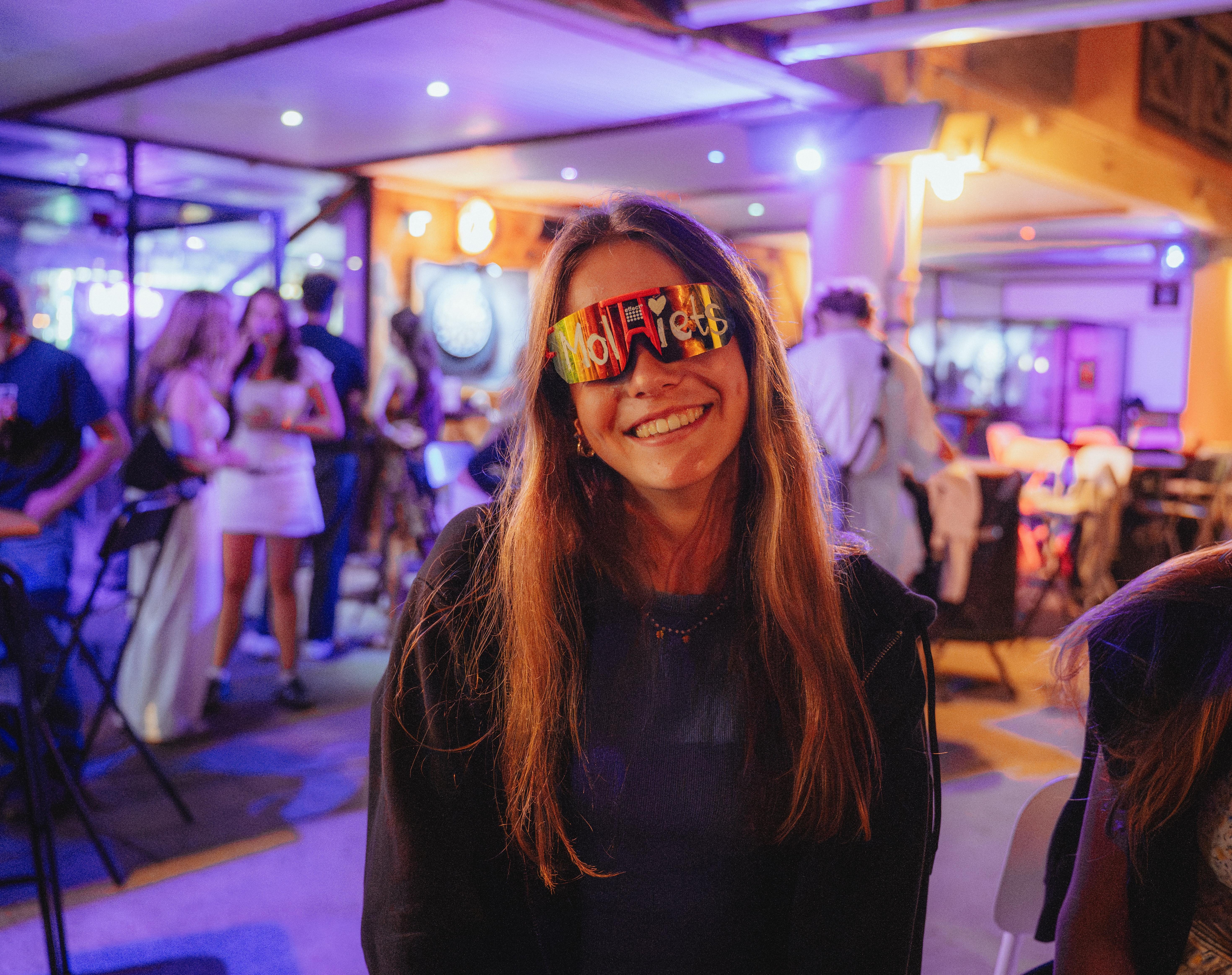 Gast mit schneller Brille in der Bar