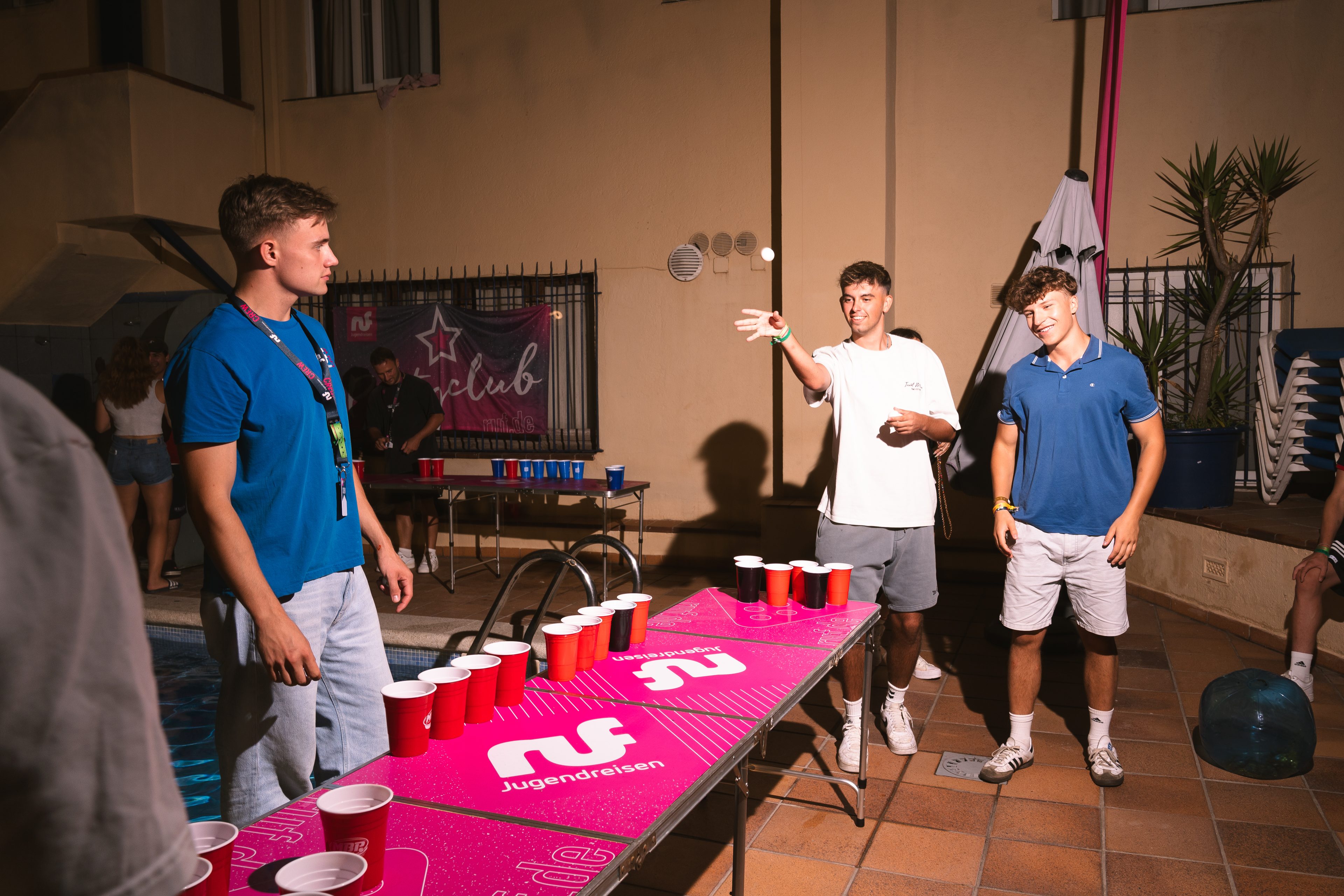 Beerpong im Partyclub Caribe