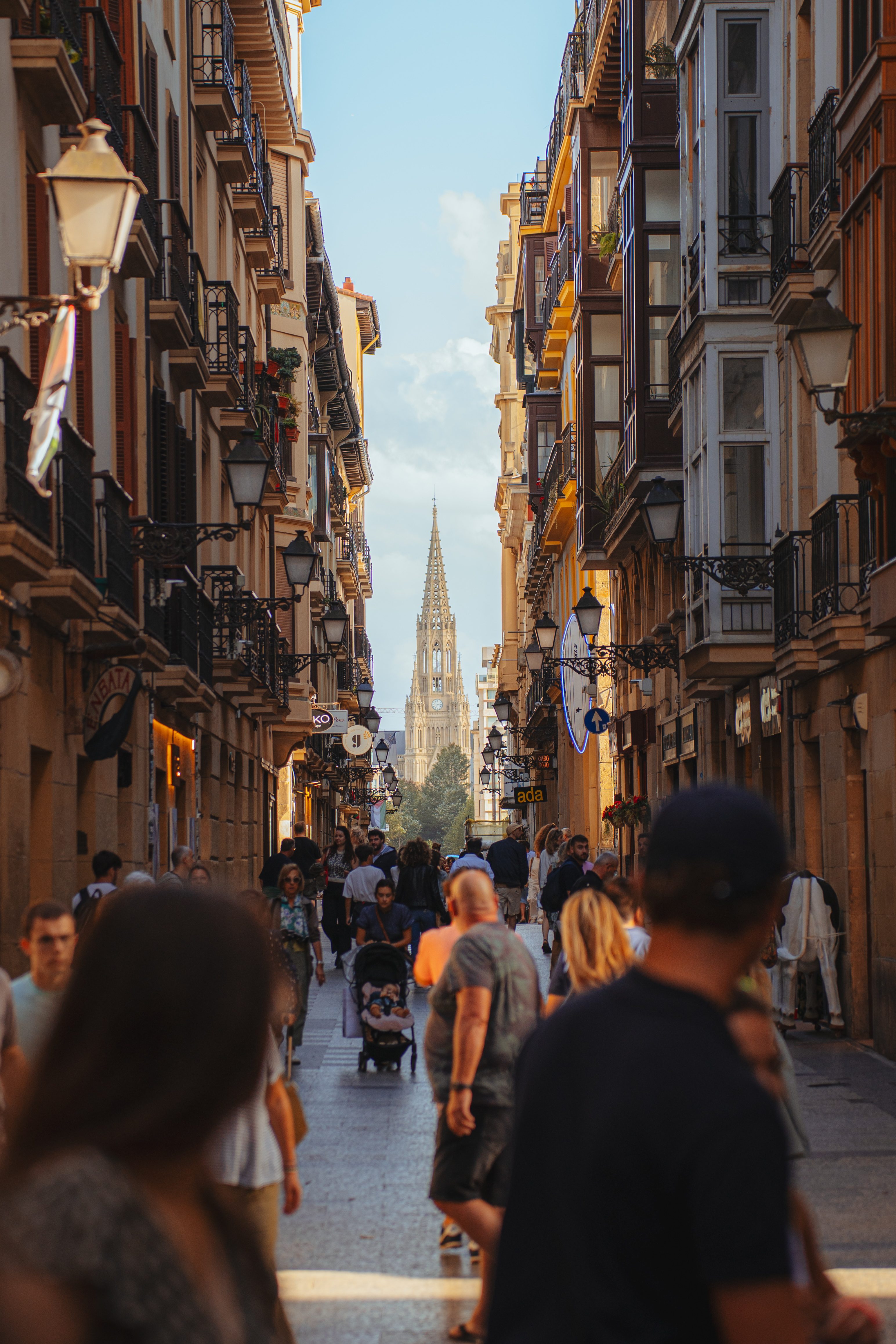 Innenstadt von San Sebastian mit Kathedrale im Hintergrund