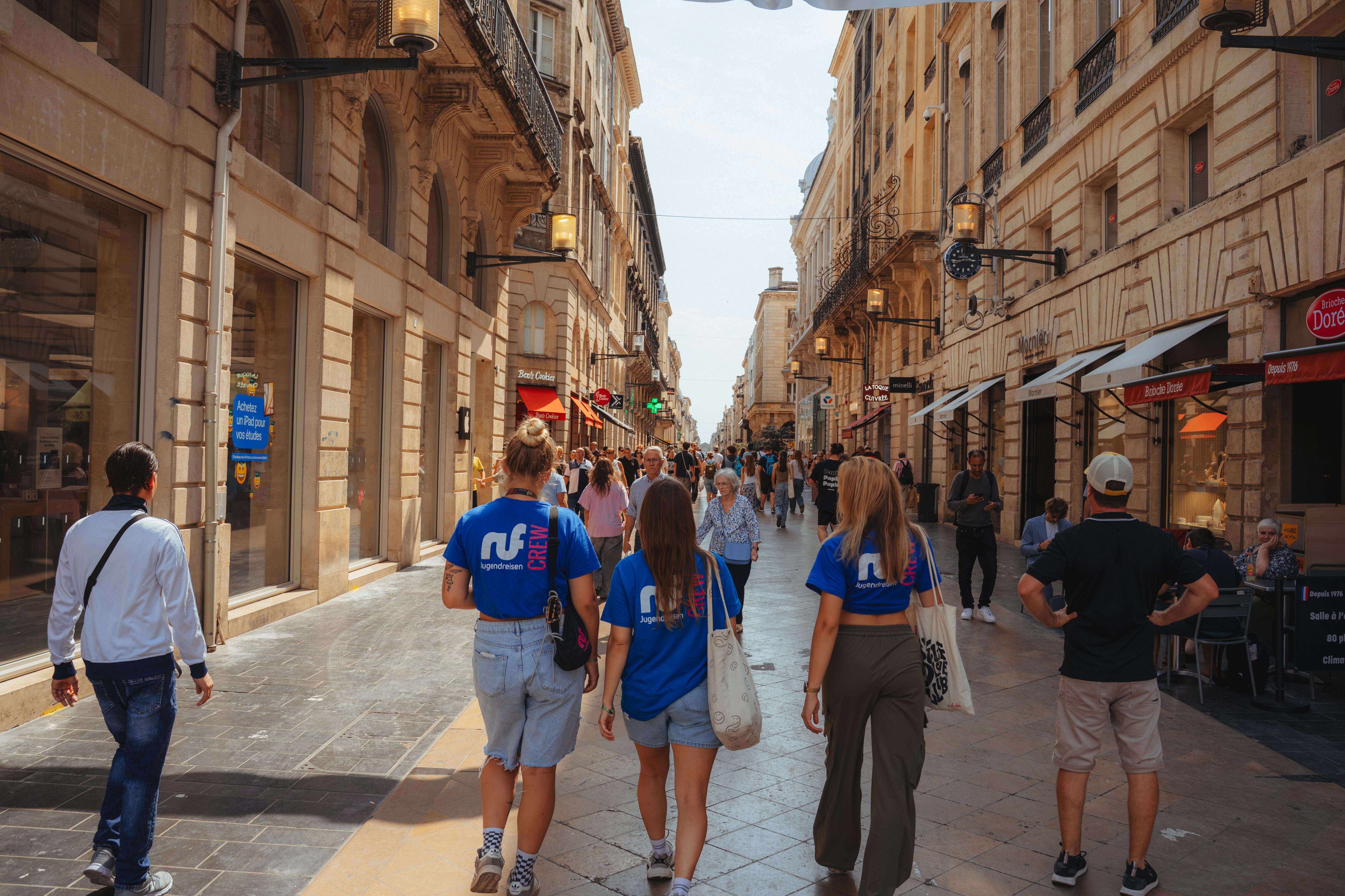 Reiseleiter in der Innenstadt von San Sebastian