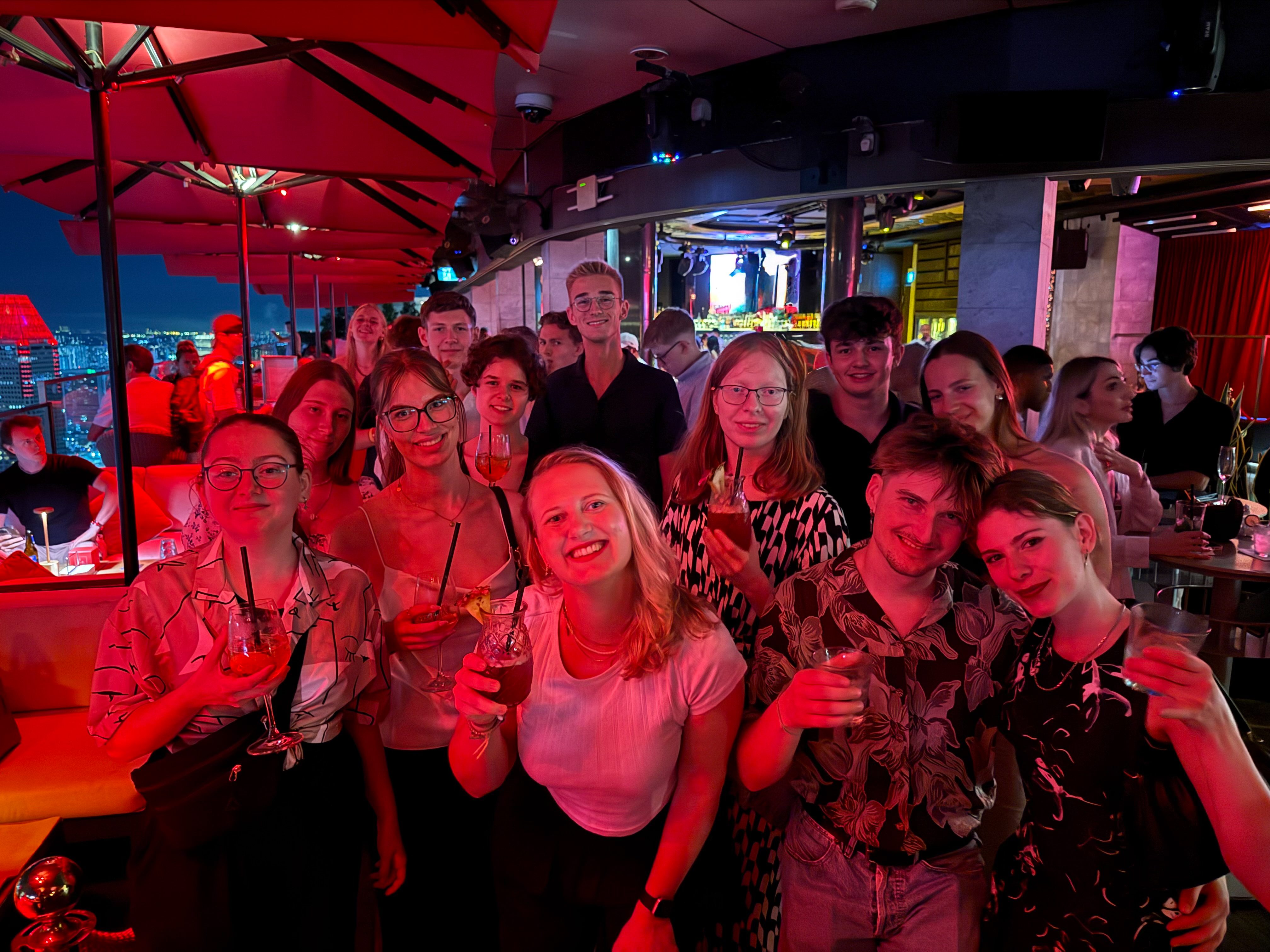 Gruppenfoto in einer Bar
