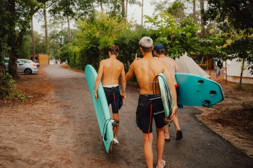 Surfer mit Surfbrettern auf dem Weg zum Strand