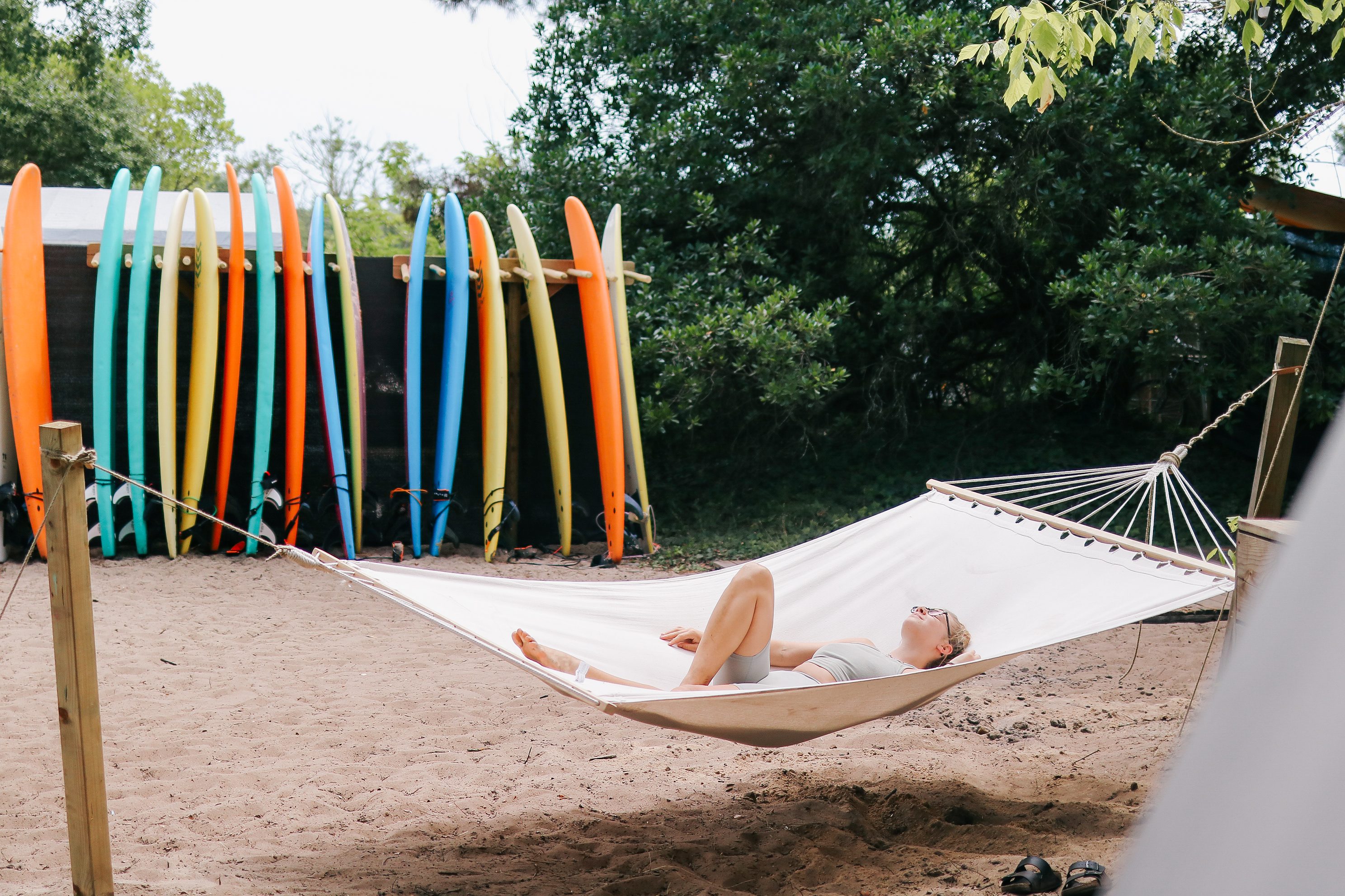 Hängematte im Camp mit Surfbrettern im Hintergrund