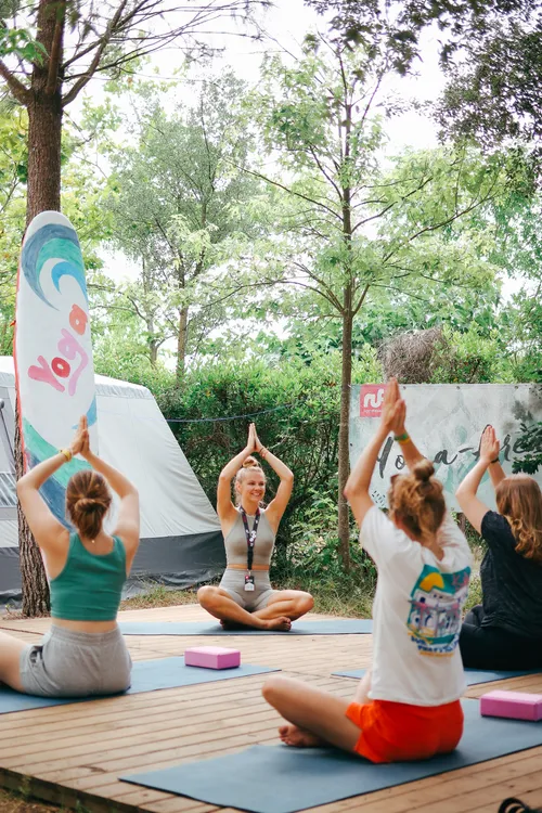 Namaste über dem Kopf-Yogapose