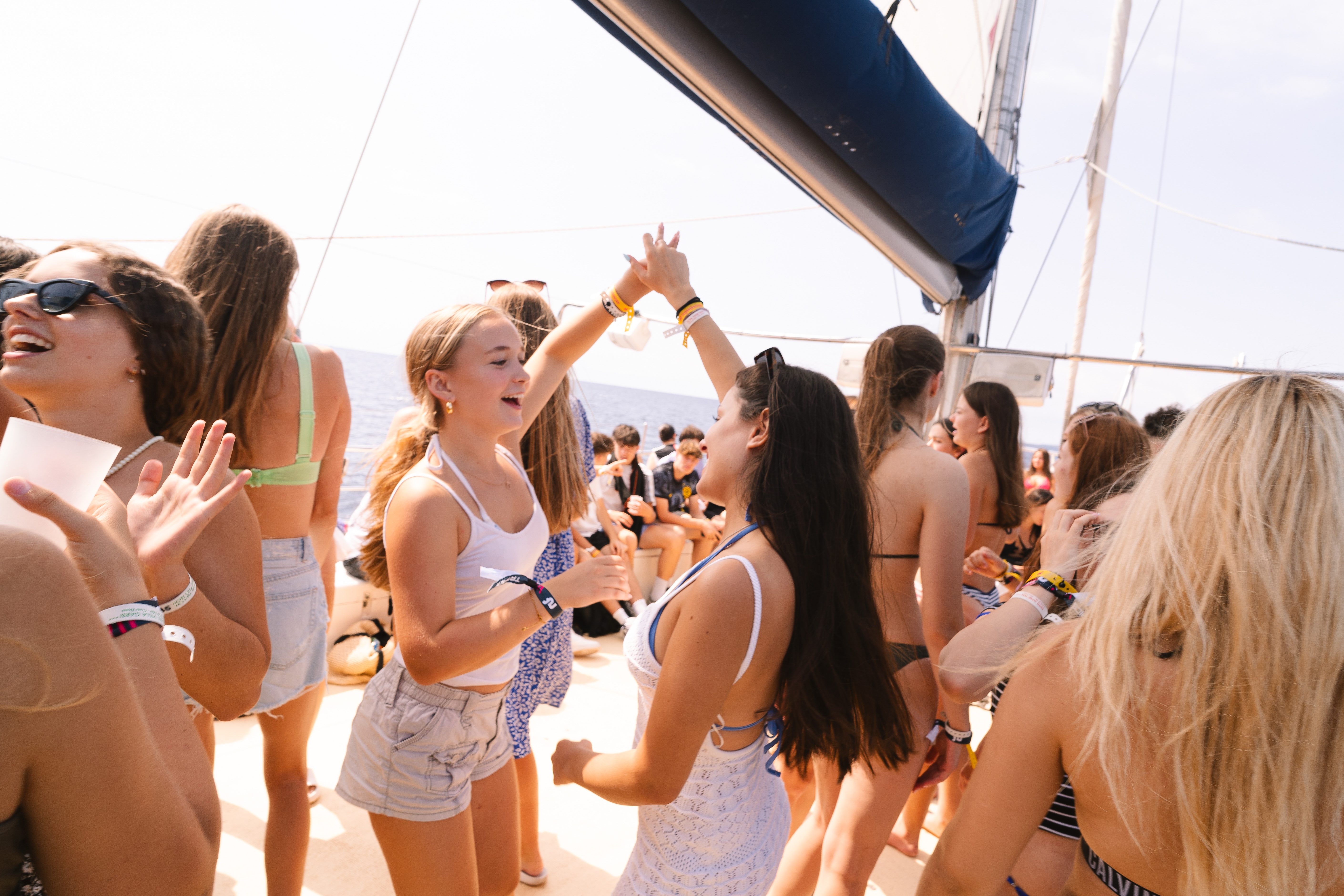 Partygäste auf einem Catamaran