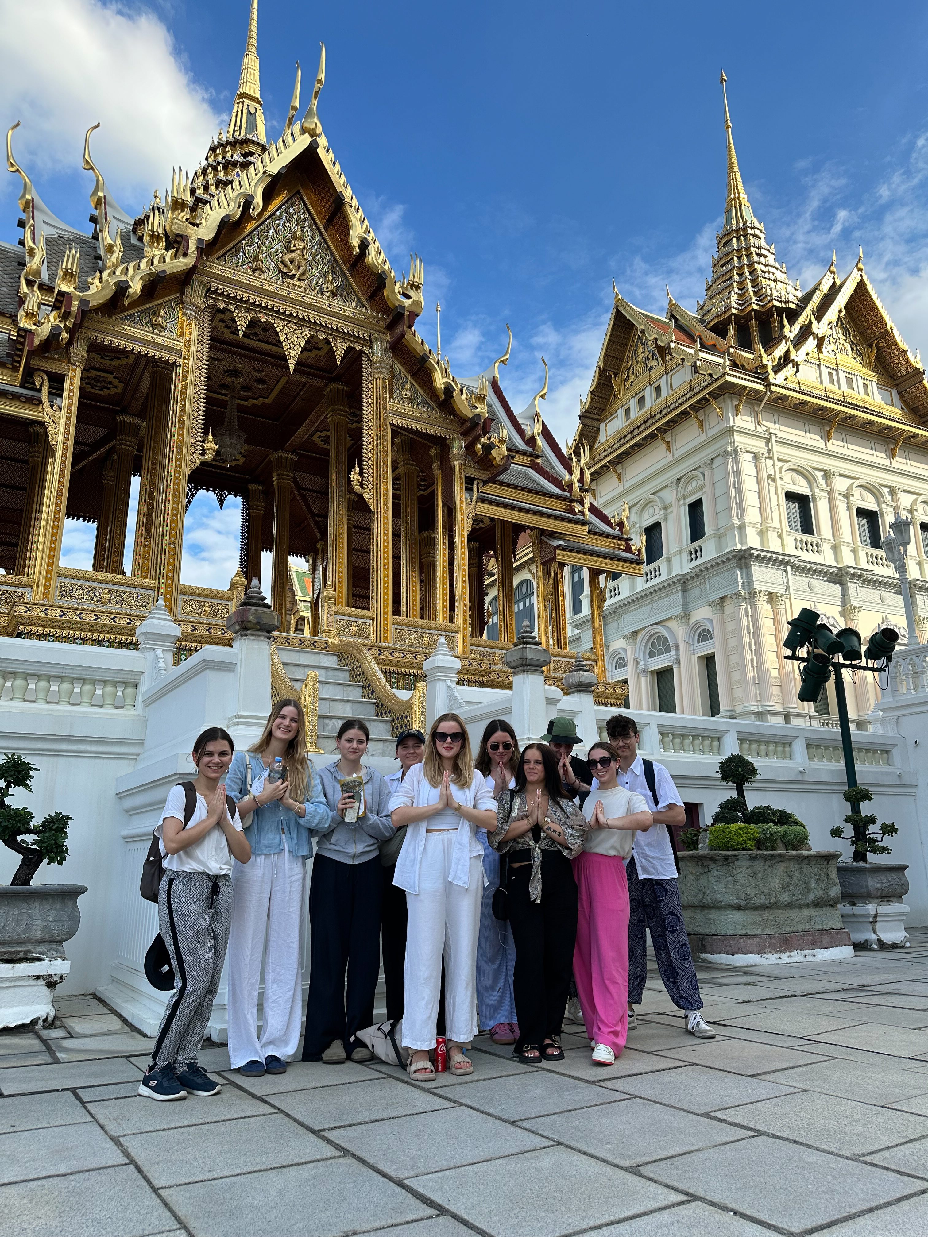Gruppenfoto vor Tempel