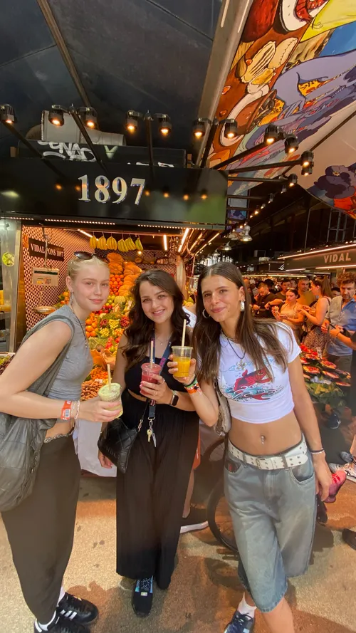 Außerdem bieten wir verschiedene freiwillige Workshops und Ausflüge an