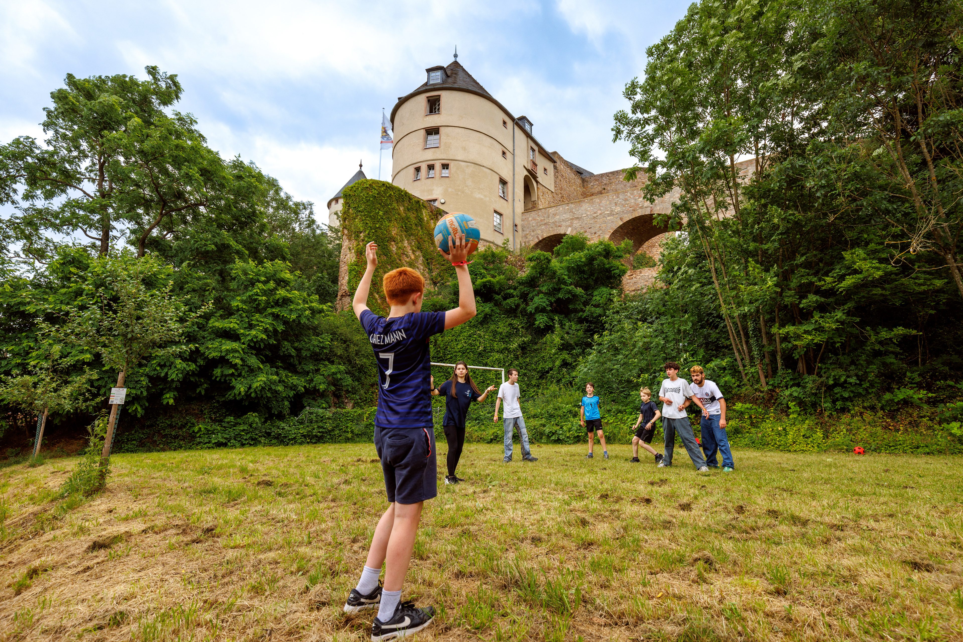 Fußball spielen im Schatten der Ebernburg