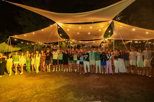 Abendveranstaltung im Camp