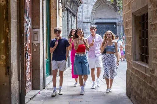 Touristen in Barcelona am Eis essen