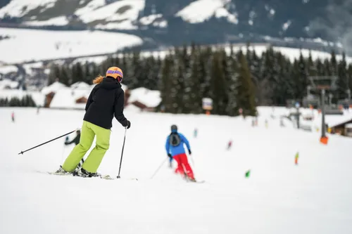 ruf Gäste beim Ski fahren auf der Piste in Flachau