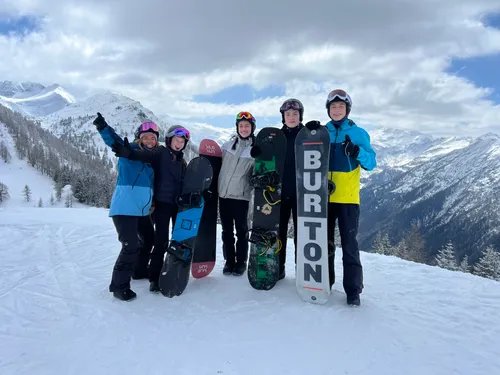 ruf Snowboard Fahrer auf der Piste mit Snowguide