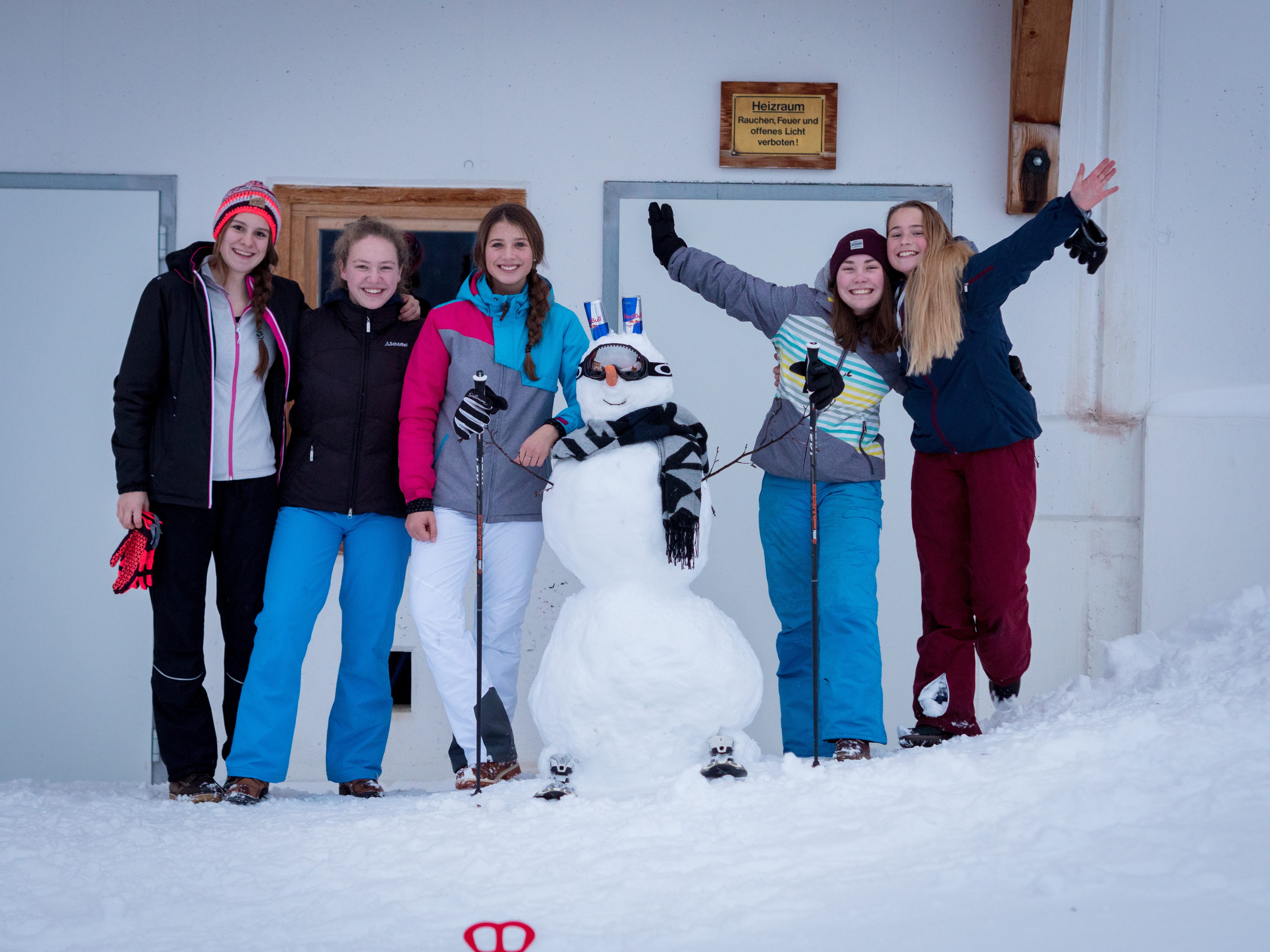 ruf Gäste in Zauchensee, die gemeinsam einen Schneemann gebaut haben