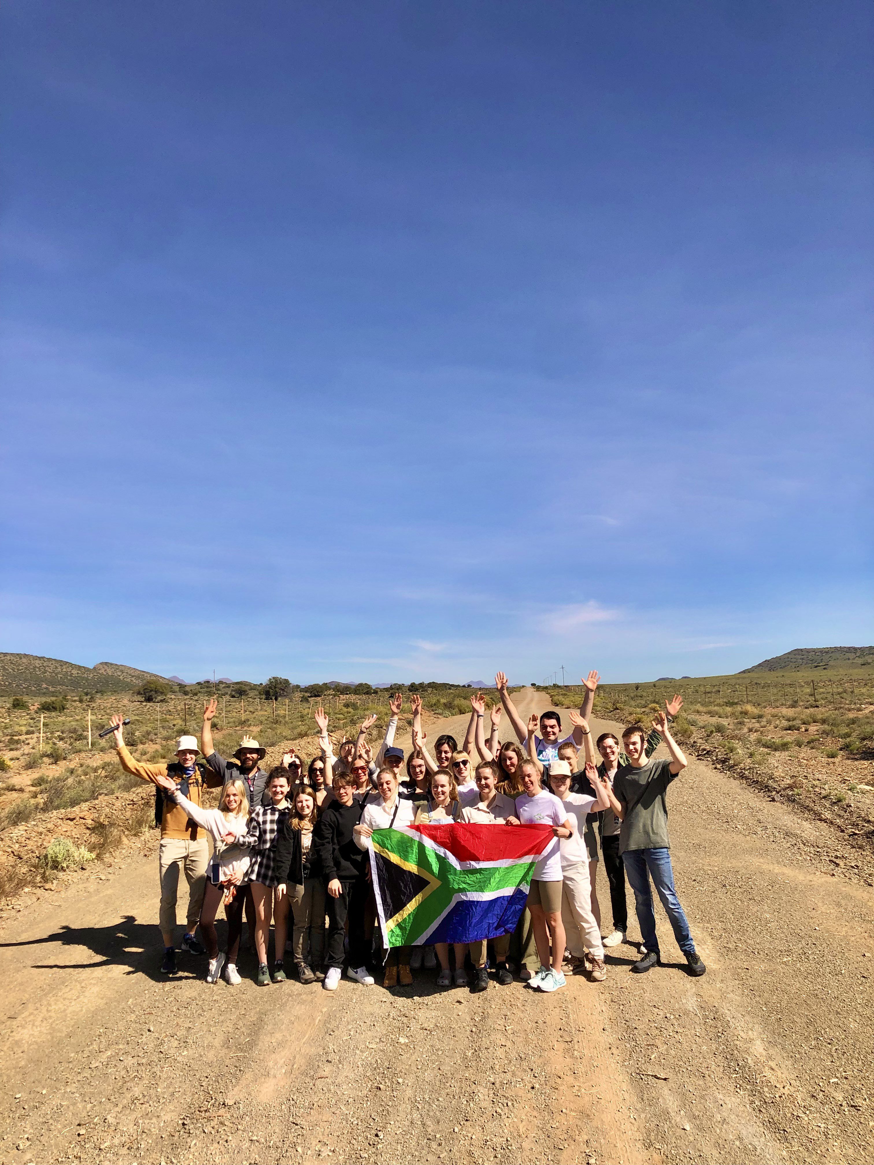 Gruppenbild mit Flagge