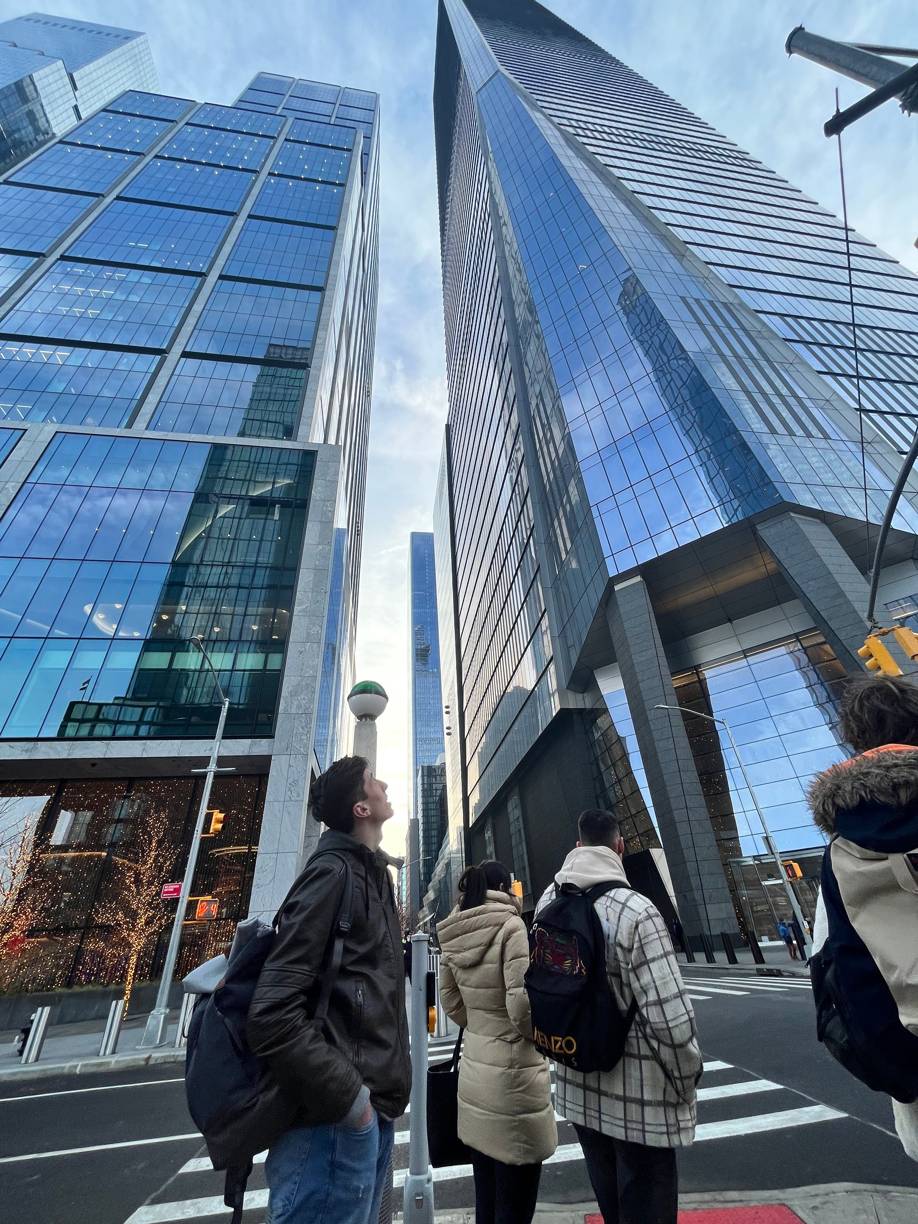 Mensch neben Hochhaus