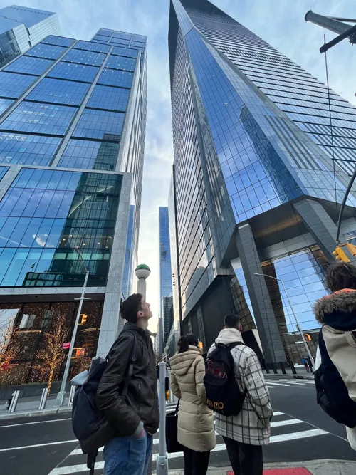 Mensch neben Hochhaus