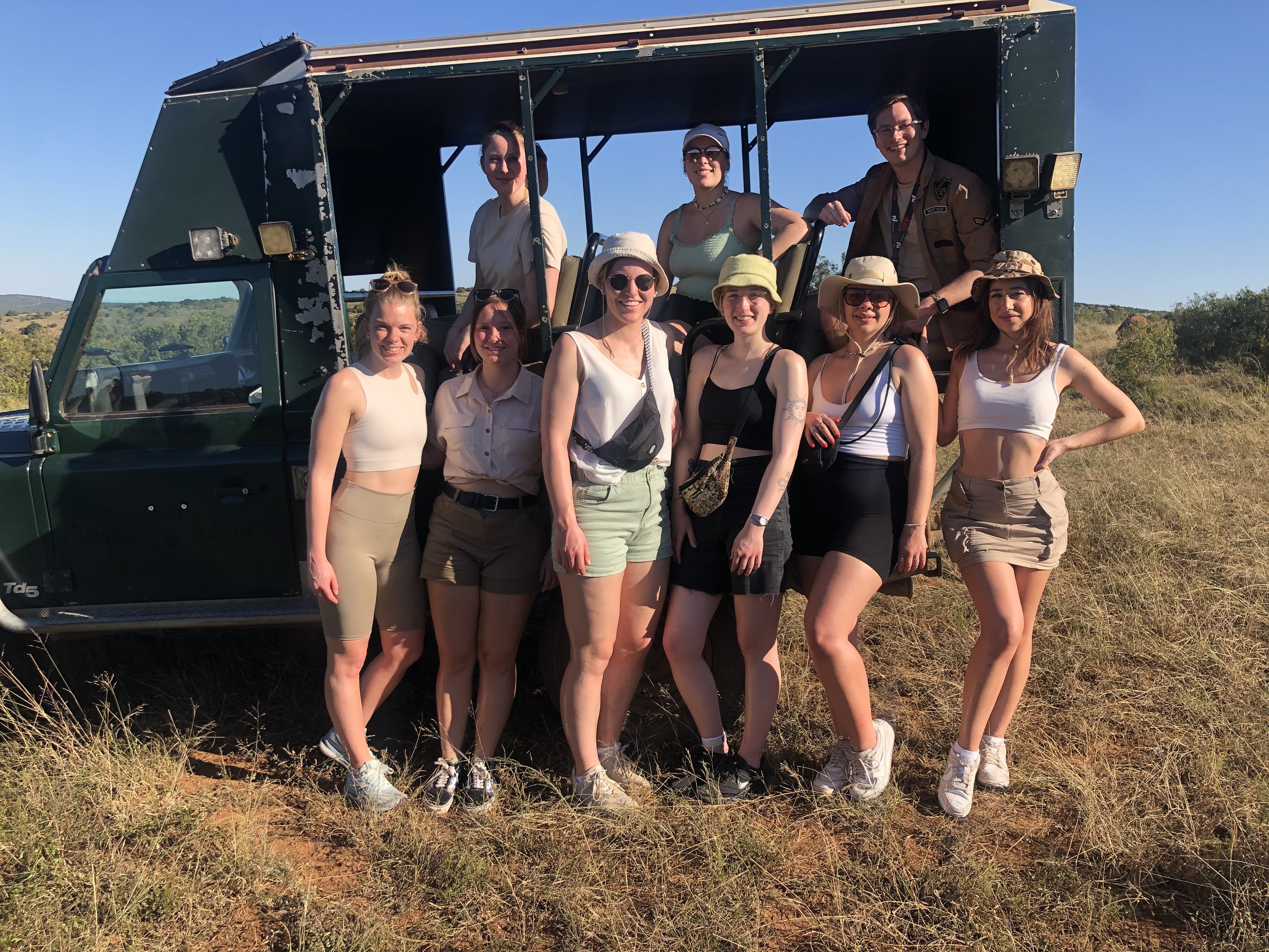 Gäste vor Safarijeep