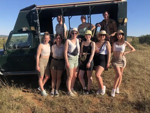 Gäste vor Safarijeep