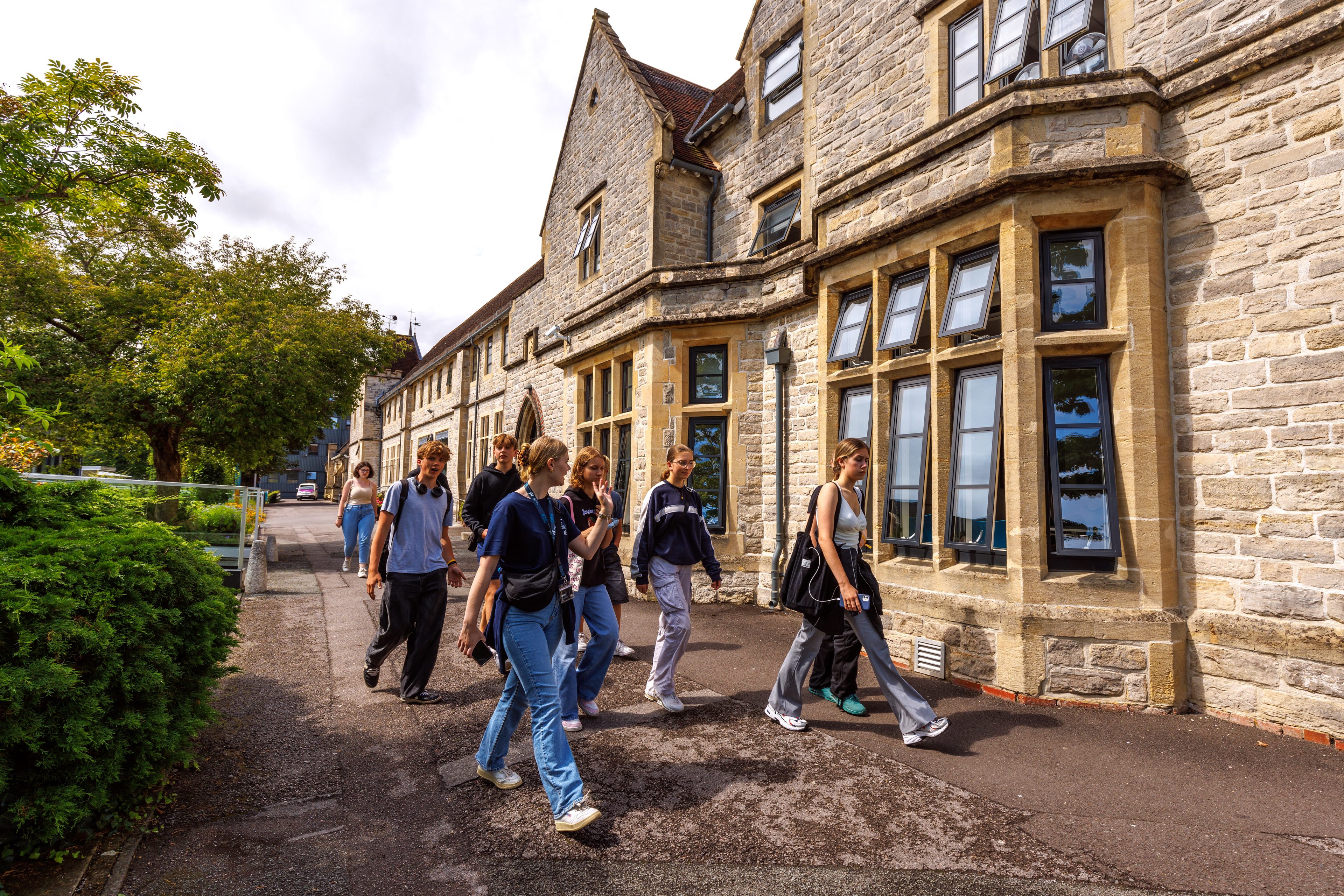 Reisegruppe auf dem Uni Campus