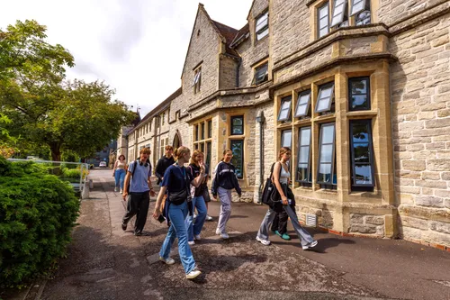 Reisegruppe auf dem Uni Campus