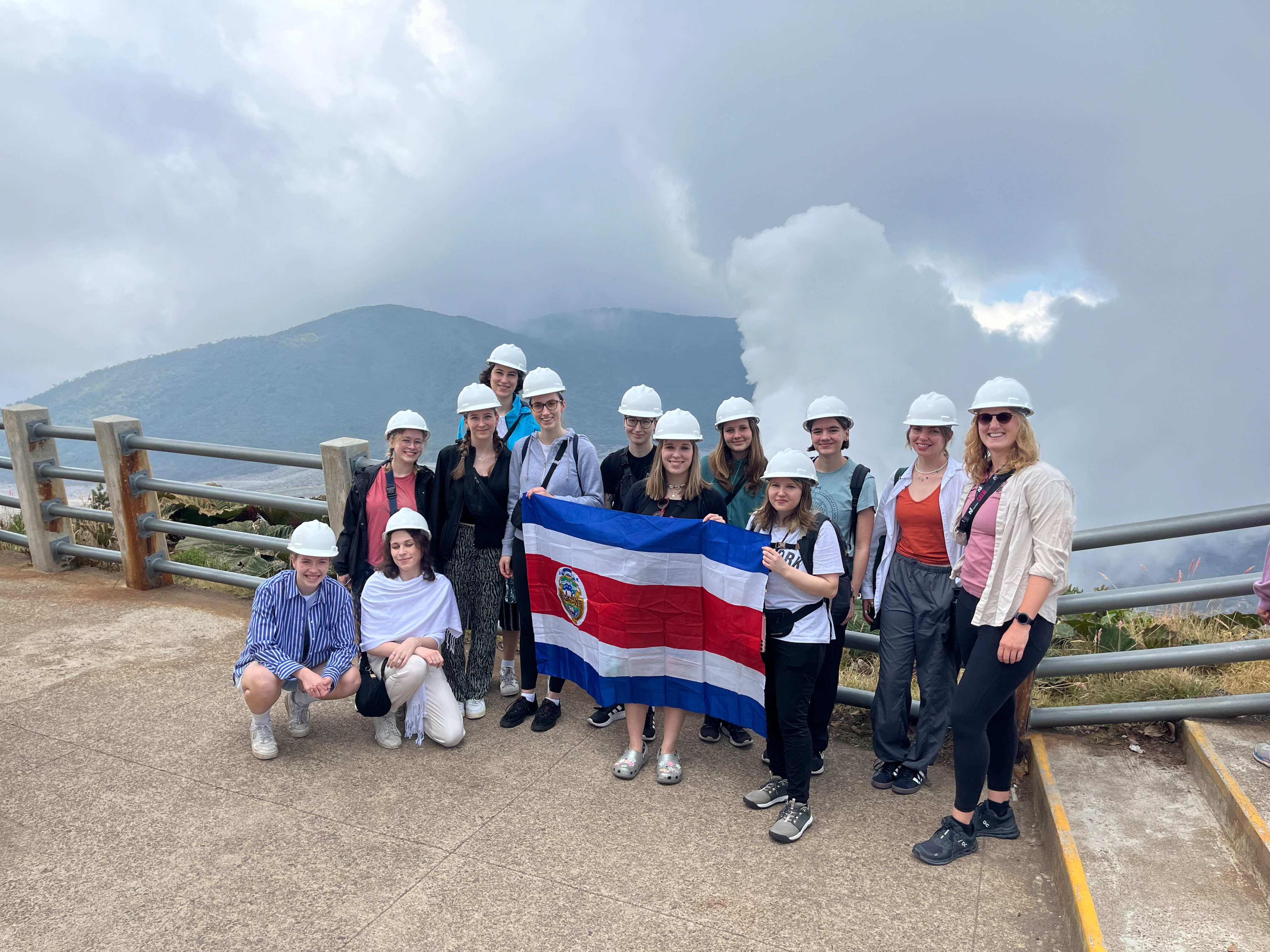 Gruppenfoto vor Vulkan Poas