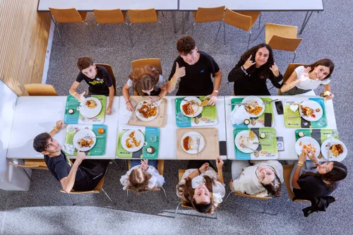 Schüler:innen in der Mensa