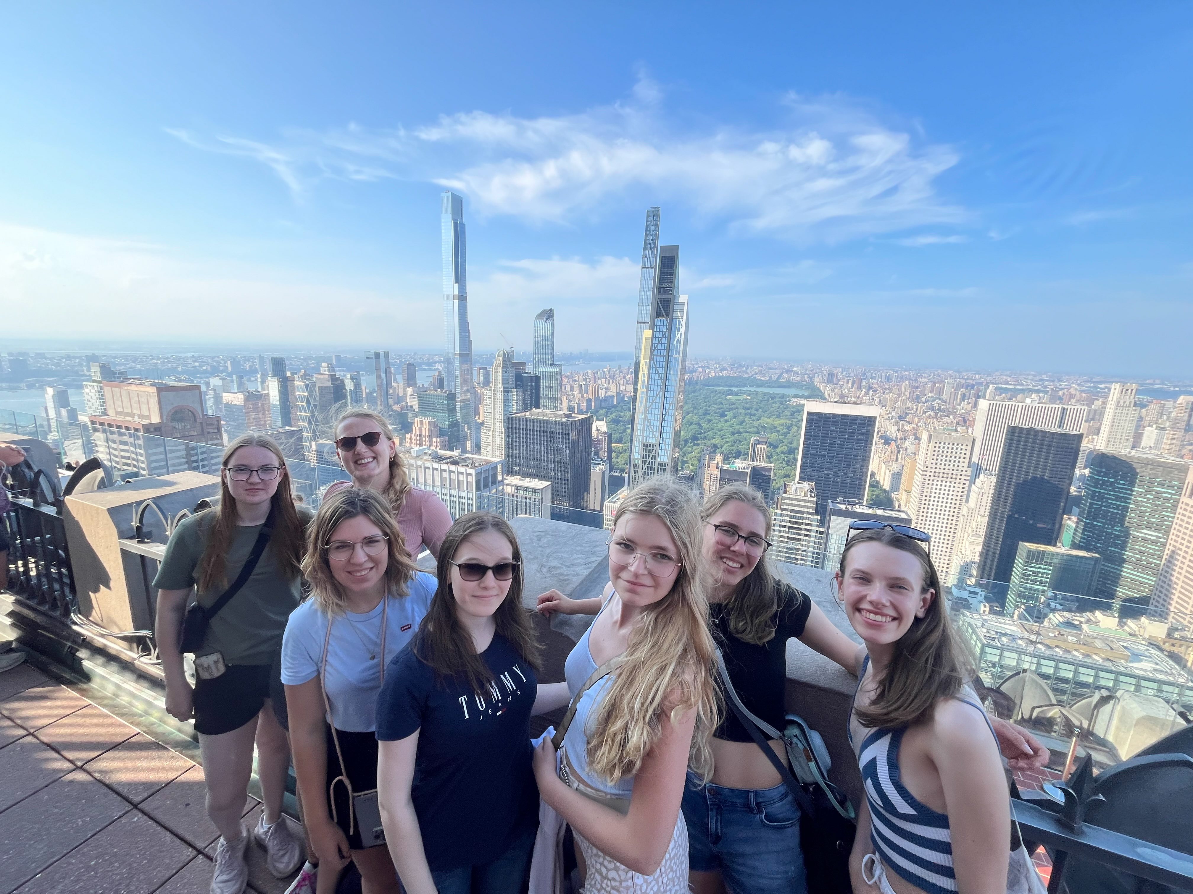 Gruppe Mädchen auf Aussichtsplattform