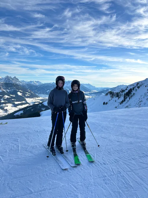 ruf Gäste auf der Piste in St. Johann in Tirol