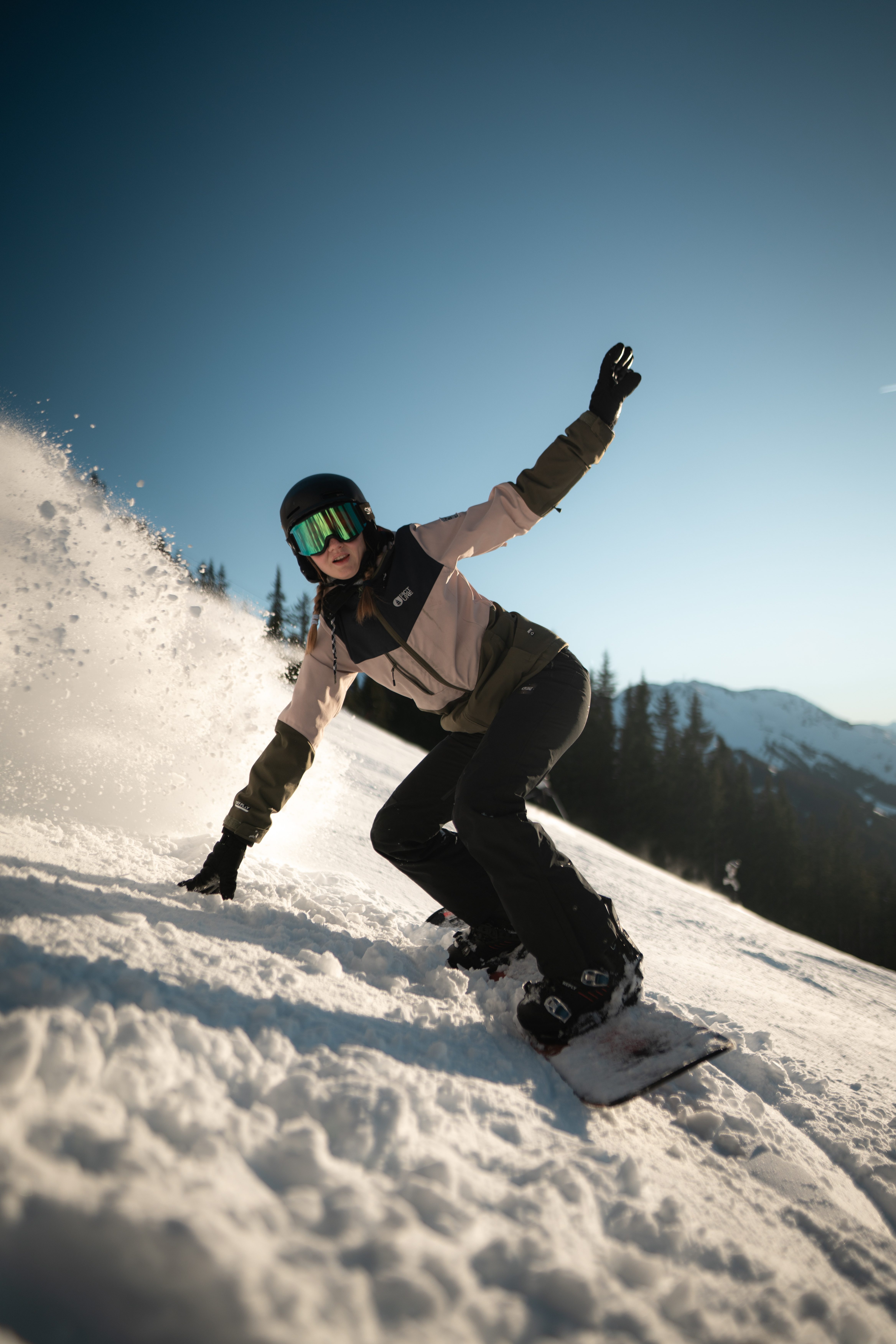 ruf Gast auf der Piste beim Snowboard fahren in St. Johann in Tirol