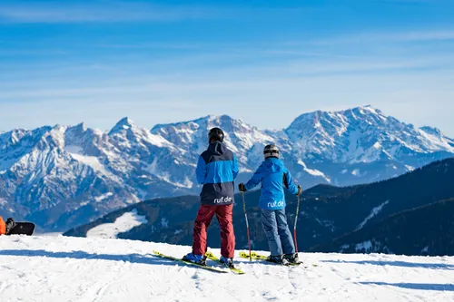 ruf Snowguides auf der Piste in Saalbach mit Blick auf das Bergpanorama