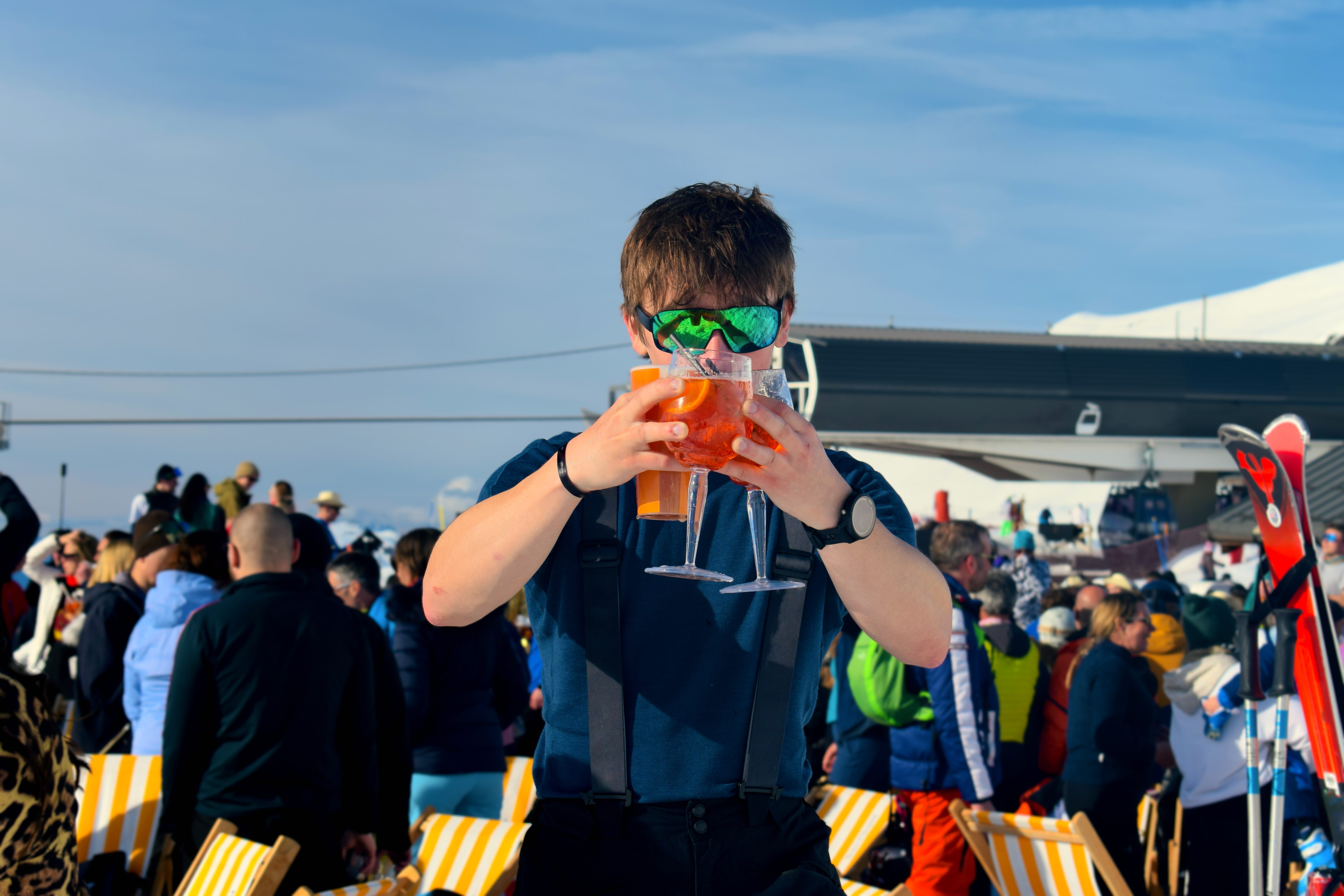 ruf Gast, der Aperol beim Après-Ski in Saalbach holt