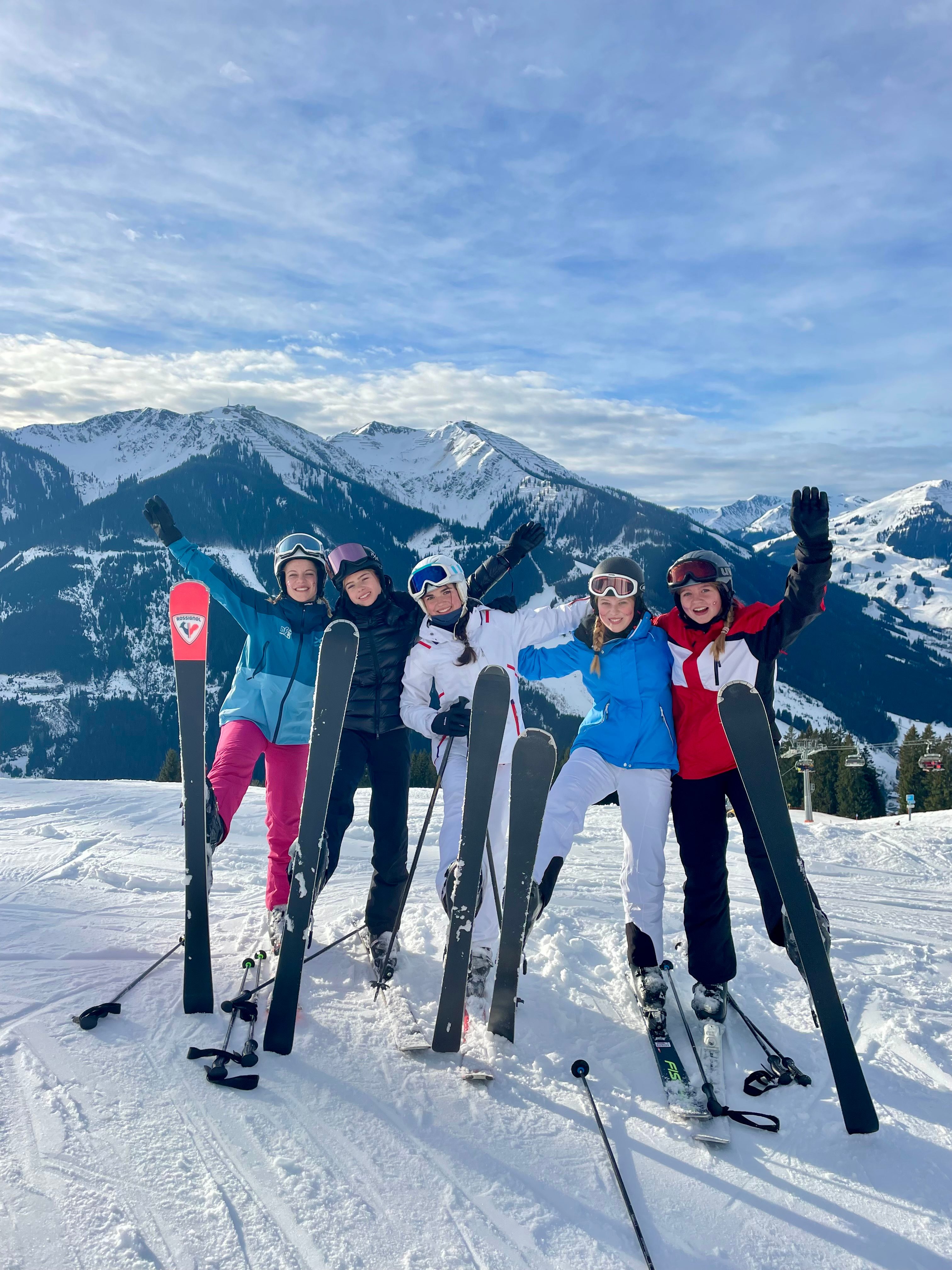 ruf Snowguide mit Gästen auf der Piste in Saalbach