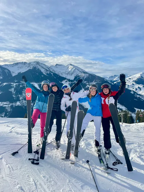 ruf Snowguide mit Gästen auf der Piste in Saalbach