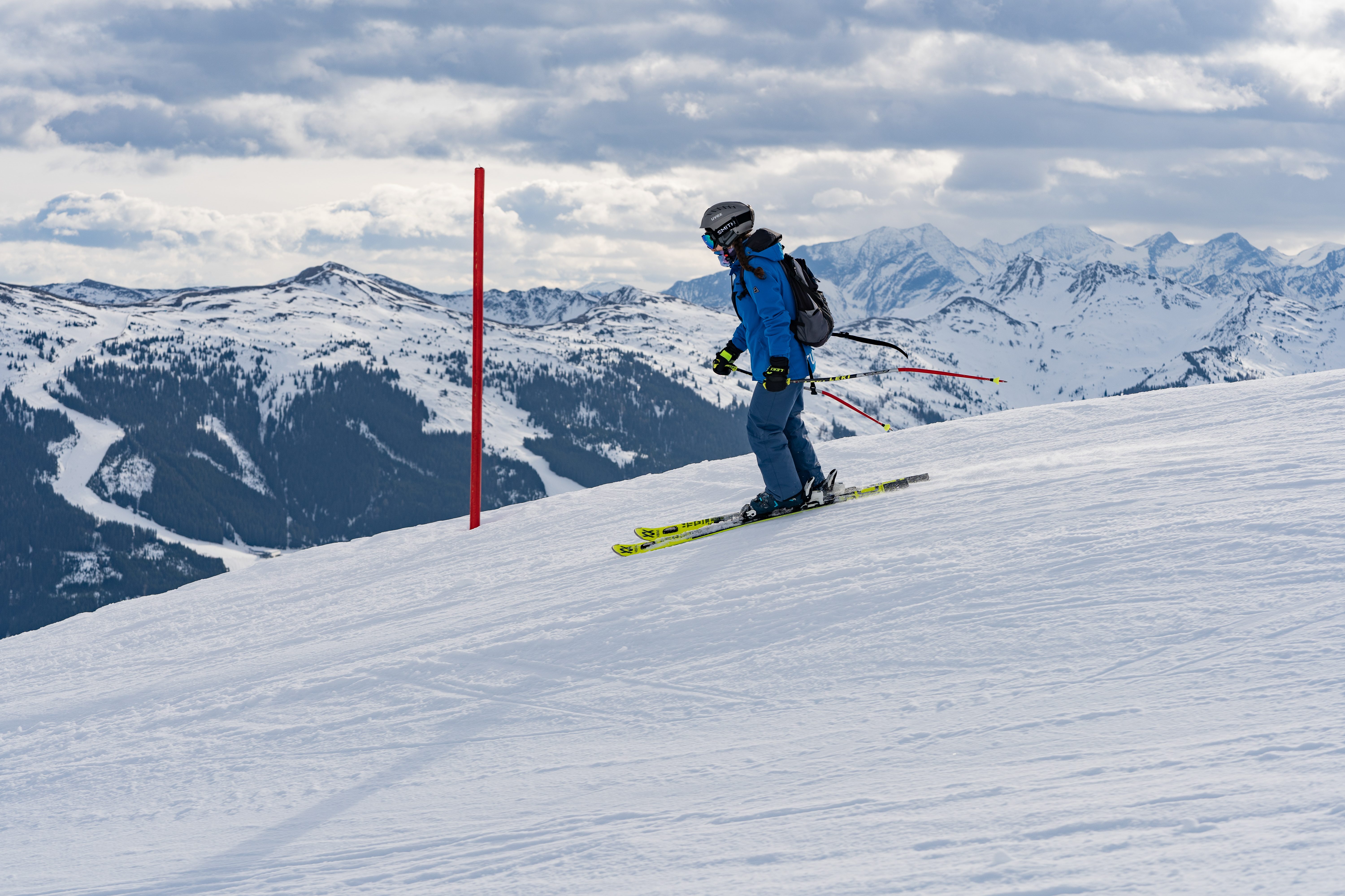 ruf Gast beim Ski fahren auf der Piste in Saalbach Hinterglemm