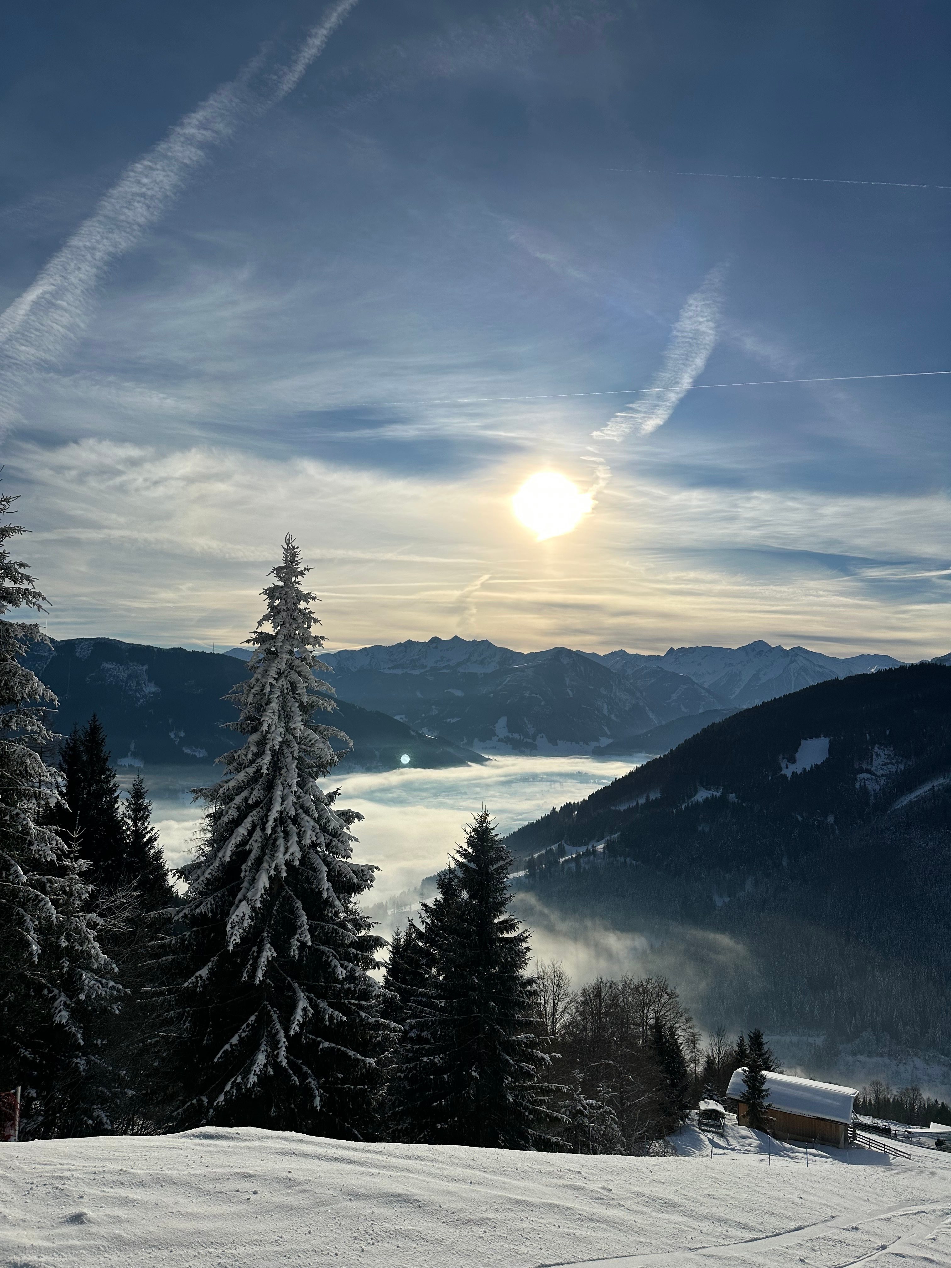 Panorama von verschneiten Bergen in Saalbach Hinterglemm