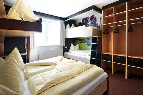 Mehrbettzimmer im Young Generation Resort in Saalbach