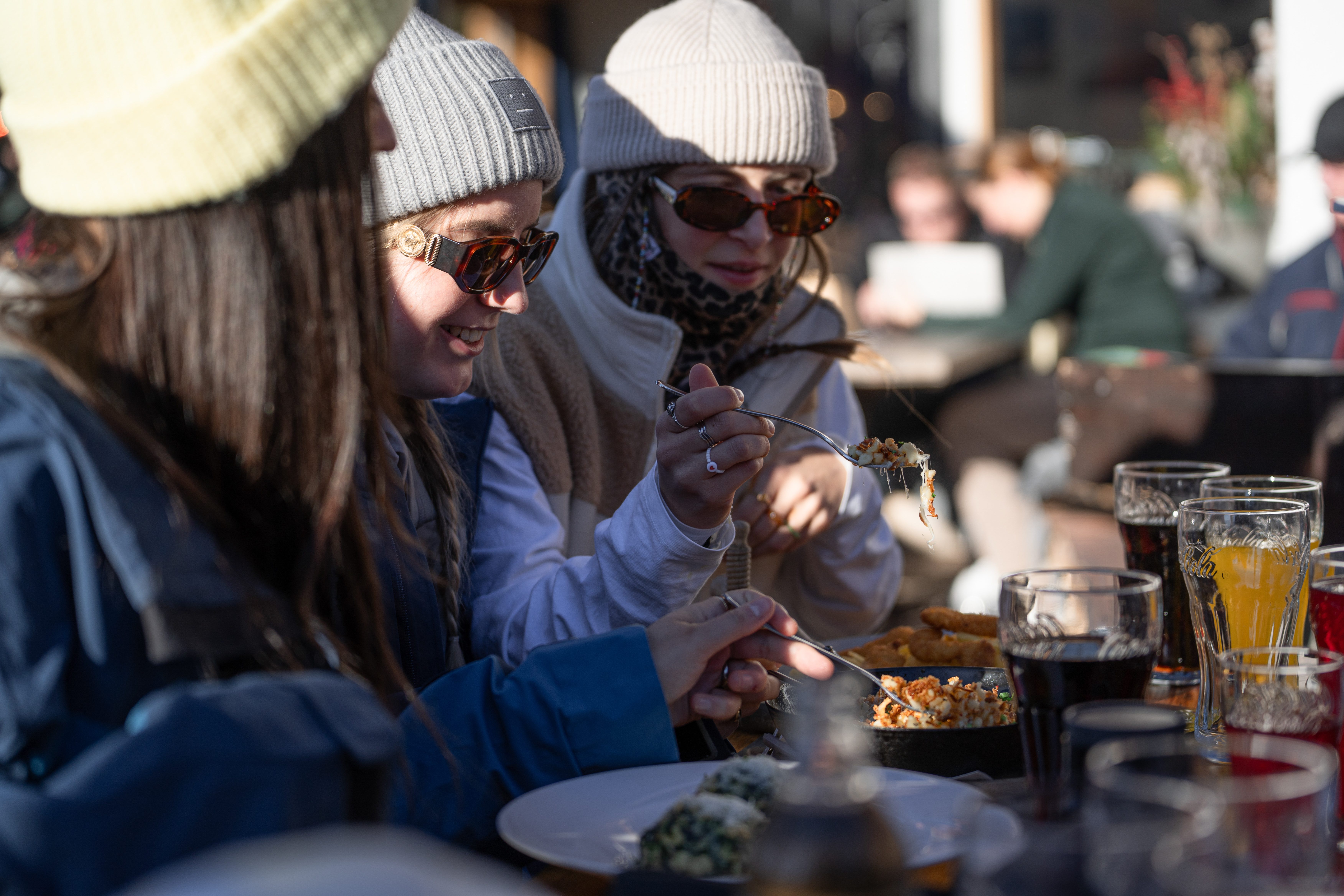 ruf Gäste bei der Mittagspause auf einer Hütte in Saalbach