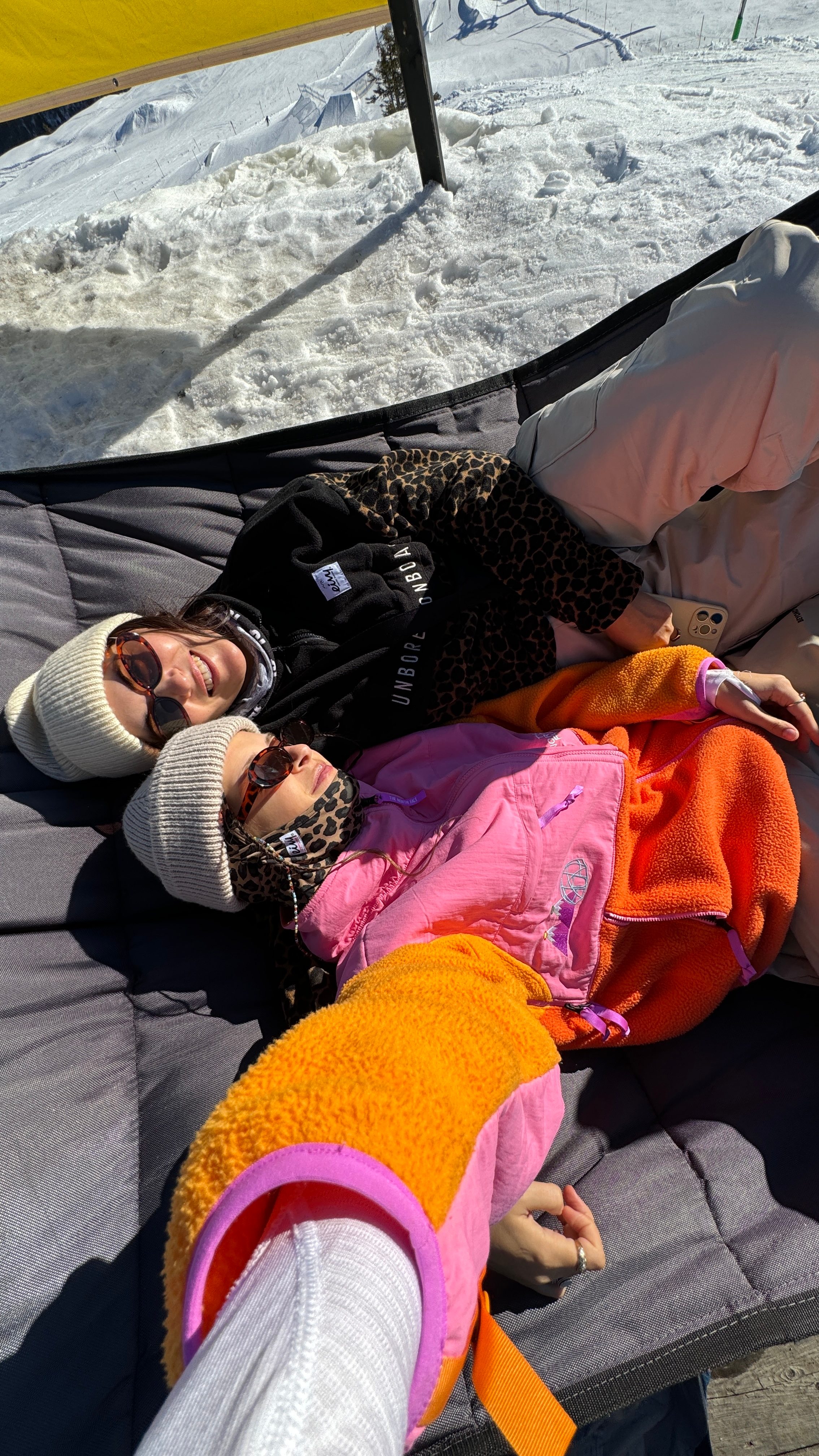 ruf Gäste entspannen in einer Hängematte auf der Piste