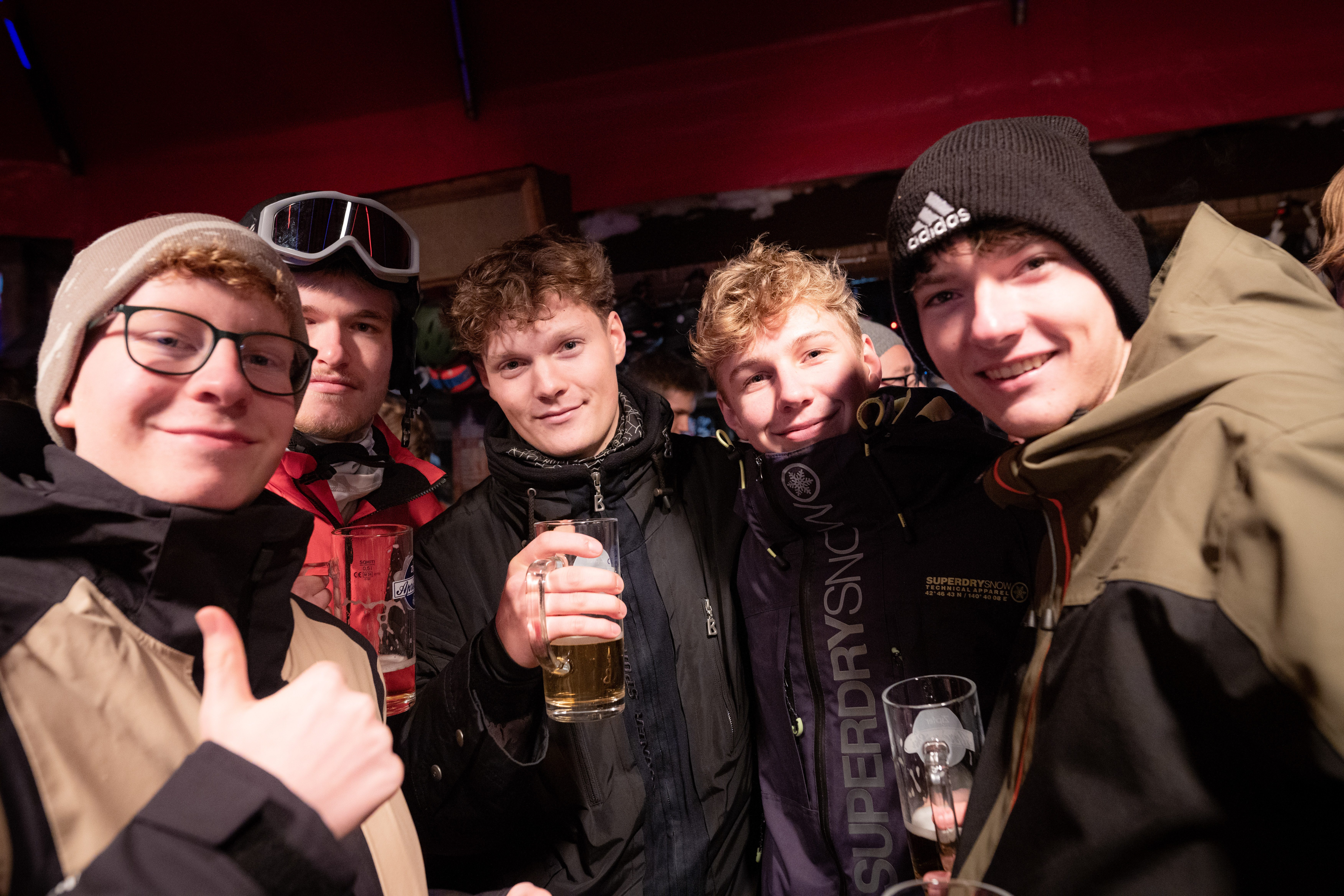 ruf Gäste beim Après-Ski im Goaßstall in Saalbach