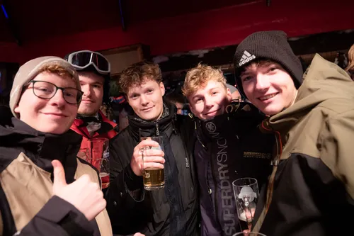 ruf Gäste beim Après-Ski im Goaßstall in Saalbach