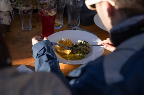 ruf Gast mit Knödeln während seiner Mittagspause auf der Hütte