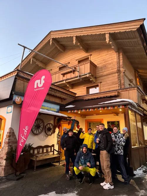 Gruppe vor dem Jugendhotel mit ruf-Banner