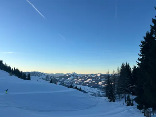 Ski-Piste mit Bergen im Hintergrund