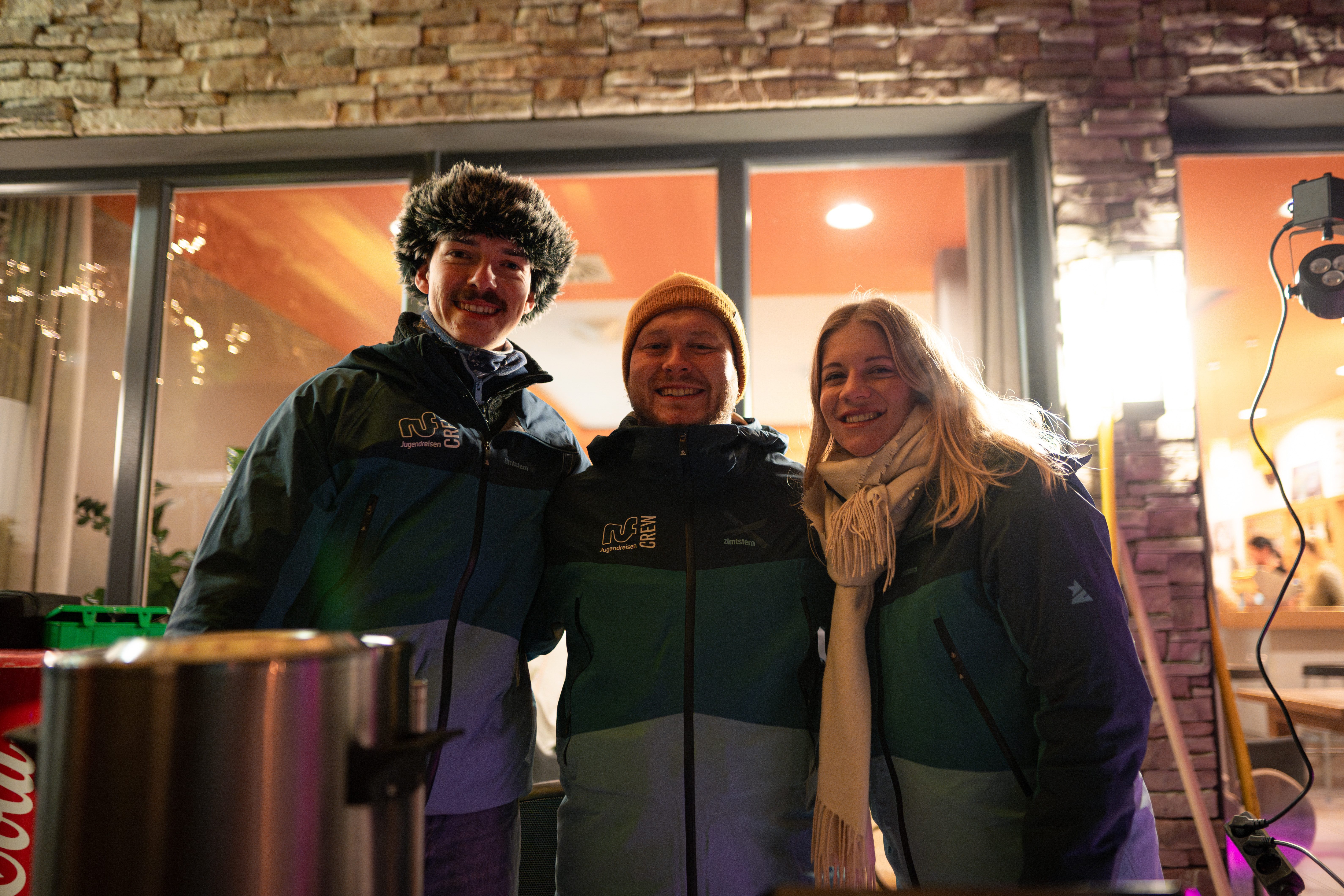 ruf Snowguides vor dem Hotel beim Glühweinabend