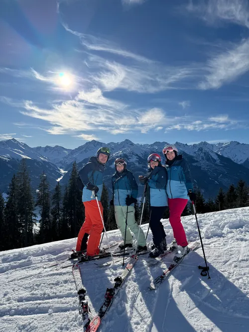 ruf Snowguides vor dem Bergpanorama in Kitzbühel