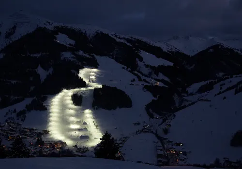 Beleuchtete Piste im Dunkeln in Saalbach Hinterglemm
