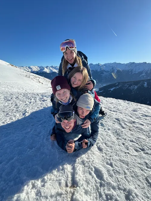 5 Gäste, die sich vor dem Bergpanorama stapeln