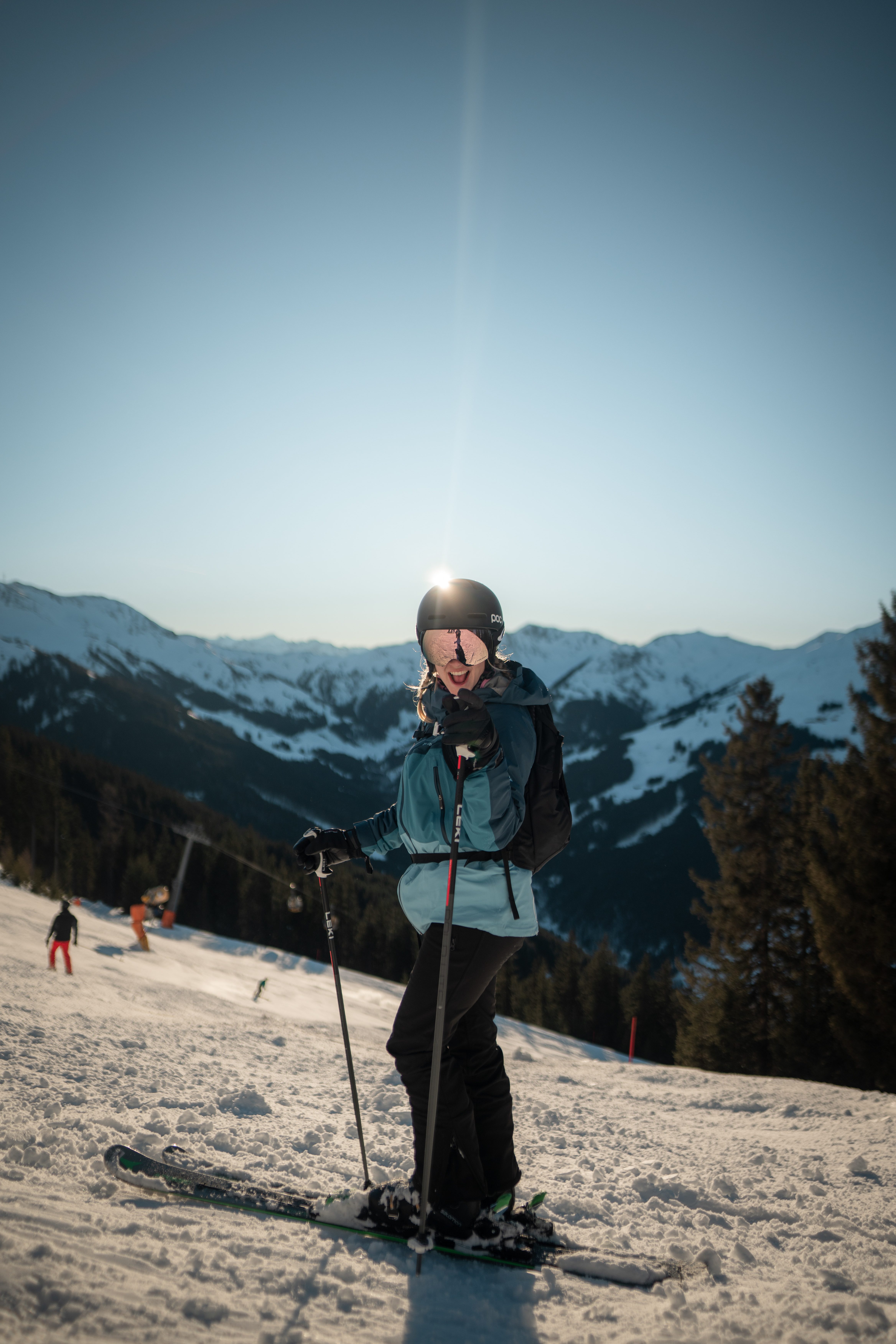 Snowguide vor Bergpanorama auf der Piste
